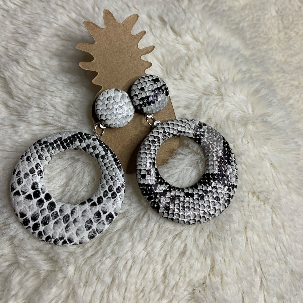 🧸5/$25 White snakeskin print post earrings - Picture 1 of 2